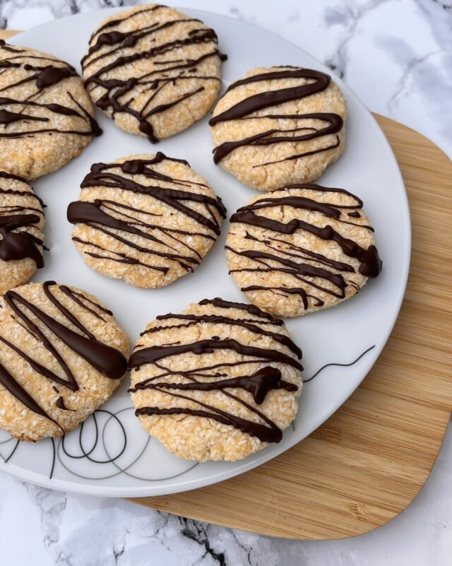 Biscoitos de coco com cobertura de chocolate